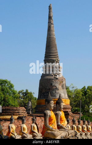 Les figures de Bouddha dans une ligne en dessous de la tour du temple Wat Yai Chai Mongkol Ayutthaya Thaïlande Banque D'Images