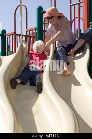 Mère et Bébé garçon sur une planche en ville, Parc Banque D'Images