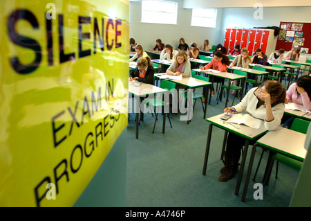 SILENCE jaune L EXAMEN EN COURS signer domine une salle d'examen GCSE Banque D'Images