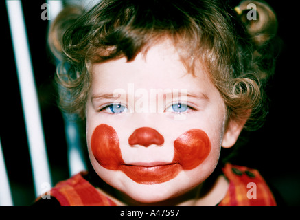 Fillette de deux ans dans le maquillage de clown Banque D'Images