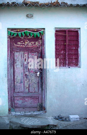 La porte rouge décoré, Rupena Agrahara Hosur Road, Bangalore, Inde Banque D'Images