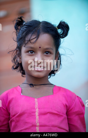 Petite fille en robe rose, souriante, Rupena bhini Agrahara Hosur Road, Bangalore, Inde Banque D'Images