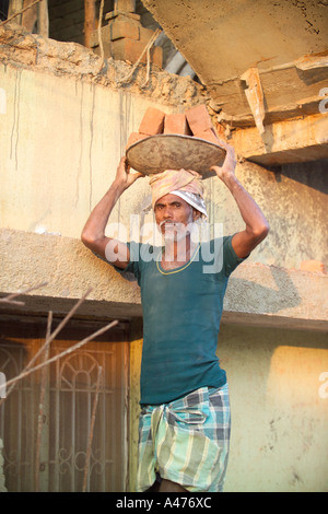 Maison de constructeur de briques sur sa tête, Rupena Agrahara Hosur Road Area , Bangalore, Inde Banque D'Images