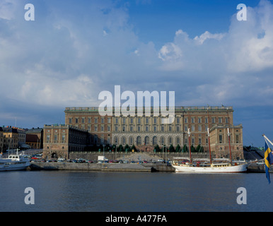 Kungliga Slott (Palais Royal) vu du pont Skeppsholmen, Gamla Stan, Stockholm, Suède. Banque D'Images