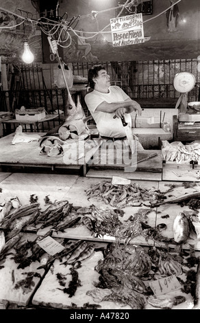Vendeur de poisson au marché Ballaro Palermo Banque D'Images