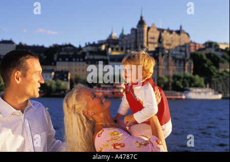 Famille de trois s'amusant sur journée ensoleillée à Stockholm en Suède Banque D'Images