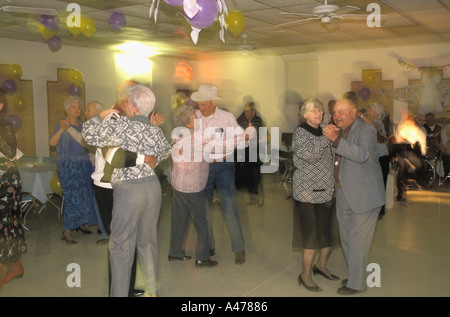 Personnes âgées couples danser dans les club-house à Arizona USA Banque D'Images