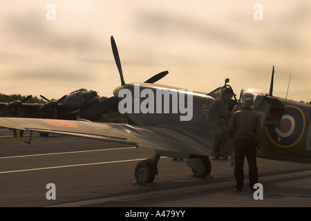 Spitfire WWII avec bombardier Lancaster en arrière-plan Biggin Hill UK Banque D'Images