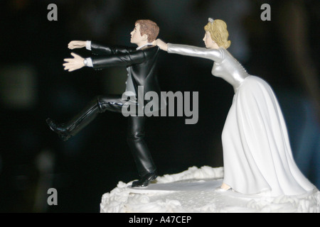 L'exécution à partir de la bride Groom Wedding Cake Topper Banque D'Images