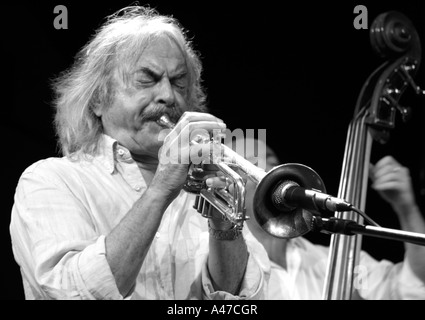 Le trompettiste de jazz italien Enrico Rava au Jazz en concert exceptionnel à Berchidda Sardaigne 2005 Banque D'Images