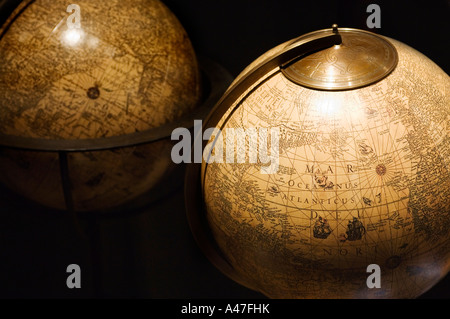 Deux vieux monde globe terrestre l'élaboration d'une ancienne vue de la terre avec des lampes en laiton Banque D'Images