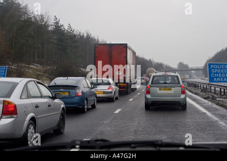 De mauvaises conditions de conduite dans la neige et les conditions météorologiques humides vu à travers le pare-brise de voiture autoroute britannique, England, UK Banque D'Images