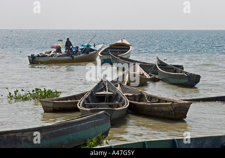 Scène au bord du lac de ferry-boat de quitter et de bateaux de pêche sur les rives du lac Albert, dans le Nord de l'Ouganda, Afrique E Banque D'Images