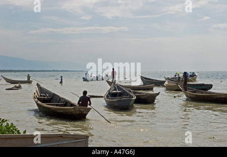 Scène au bord du lac de ferry-boat de quitter et de bateaux de pêche sur les rives du lac Albert, dans le Nord de l'Ouganda, Afrique E Banque D'Images