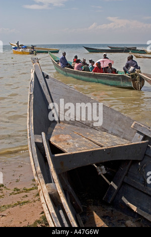 Scène au bord de bateaux de pêche et de ferry, sur les rives du lac Albert, dans le Nord de l'Ouganda, Afrique E Banque D'Images