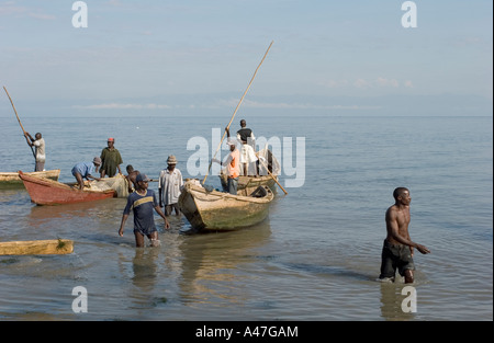 Amener les pêcheurs à prendre sur les rives du lac Albert, dans le Nord de l'Ouganda, l'Afrique de l'Est Banque D'Images