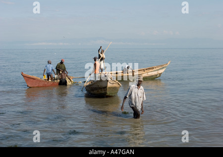 Amener les pêcheurs à prendre sur les rives du lac Albert, dans le Nord de l'Ouganda, l'Afrique de l'Est Banque D'Images