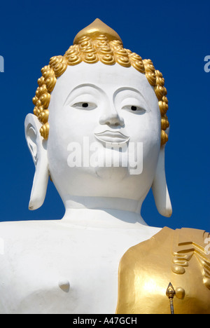 Haut de la statue du Bouddha géant au Wat Phra That Doi Kham sur colline surplombant près de Safari Nocturne de Chiang Mai Chiang Mai Thaïlande Banque D'Images