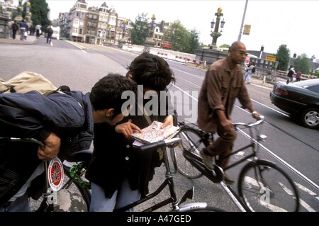 Les touristes sur un vélo d'Amsterdam d'examiner une carte de la ville. Banque D'Images