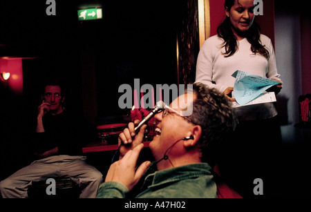 Un groupe de lecture de poésie à leur réunion hebdomadaire, au-dessus d'une auberge à Dublin Banque D'Images