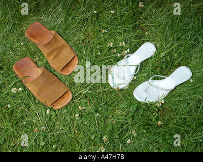 Deux paires de sandales sur pelouse Banque D'Images