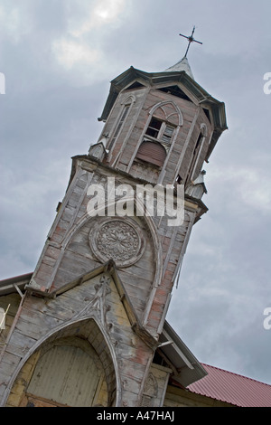 Tour d'église en bois de besoin de restauration, Batete, sud-ouest de l'île de Bioko, la Guinée équatoriale, l'Afrique Centrale Banque D'Images