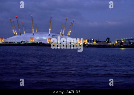 Vue sur Tamise du Millennium Dome illuminée de l'intérieur de nuit Banque D'Images