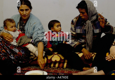 Mère de l'UNICEF et l'unité bébé au camp pour personnes déplacées podgoriza Monténégro Banque D'Images