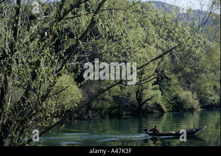 Bateau de pêche sur le bord du lac de Skadar à perovac Monténégro Banque D'Images