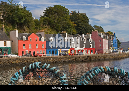 Des casiers à homard sur la jetée du port avec vue sur la ville de Tobermory, Isle of Mull, Argyll and Bute, Ecosse, Royaume-Uni Banque D'Images