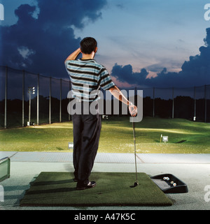 Man sur driving range Banque D'Images