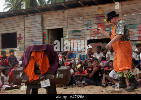 Un clown joue pour les enfants vivant dans un camp de secours aux victimes du tsunami dans le village de Paraliya dans le sud du Sri Lanka. Banque D'Images