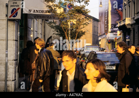 Clients dans la boutique de créateur de Milan autour de la Via Manzonni Banque D'Images