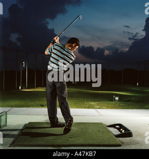 Man sur driving range Banque D'Images