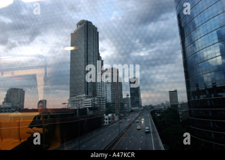 Les immeubles de grande hauteur moderne vu de la fenêtre d'un train local à Bangkok en Thaïlande Banque D'Images