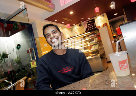 Un jeune Indien qui travaille dans l'industrie se trouve dans un café moderne à Bangalore en Inde Banque D'Images