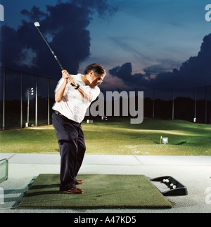 Man sur driving range Banque D'Images