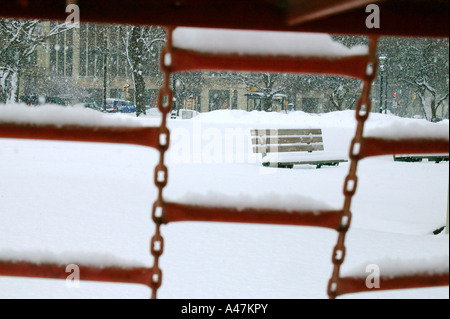 Banc de parc dans la neige vu par le jeu des mesures de structure Banque D'Images