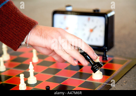 Main de teenage boy playing chess vitesse Banque D'Images