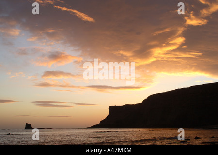 Daybreak côtières vue en regardant Nab noir à Saltwick Bay, près de Whitby sur la côte du Yorkshire du Nord montrant nuage turbulent Banque D'Images