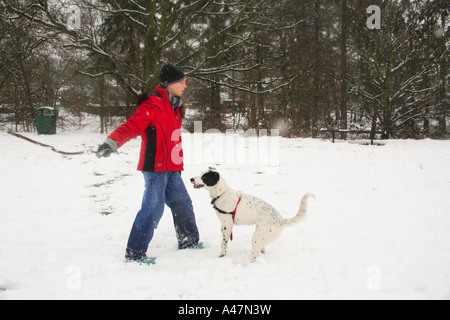 La promenade du chien dans la neige Banque D'Images