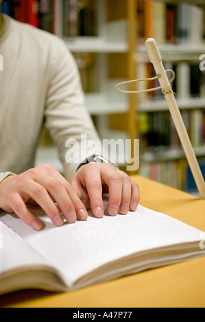 Jeune fille aveugle braille lecture Banque D'Images