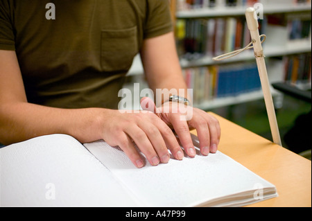 Jeune homme lisant le braille Banque D'Images