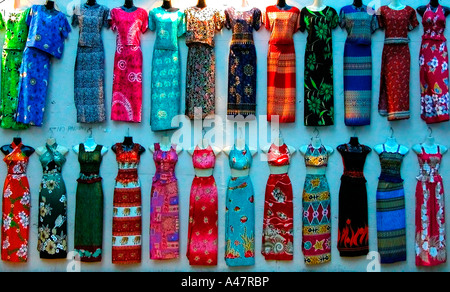 Des robes pour la vente au marché de nuit, Little India, Singapour Banque D'Images