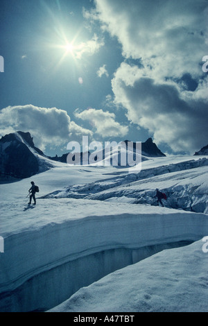 Deux alpinistes dans les crevasses de la Vallée Blanche, dans les Alpes Françaises Banque D'Images