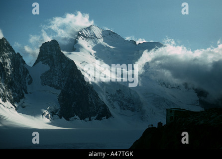 Le refuge des Ecrins, découpé sur la face nord de la barre des Écrins dans le Parc National des Ecrins France Banque D'Images