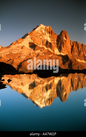 L'Aiguille Verte reflétée dans le Lac Blanc au coucher du soleil dans les alpes Chamonix Banque D'Images