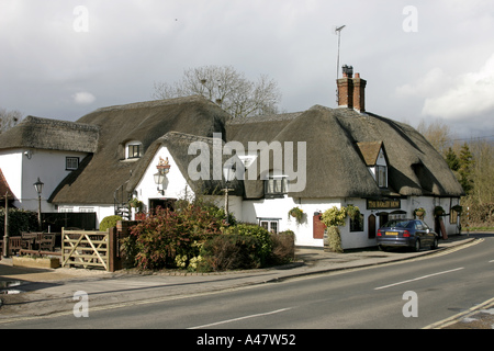 L'ancien Barley Mow pub avec toit de chaume à Clifton Hampden Oxfordshire England Banque D'Images