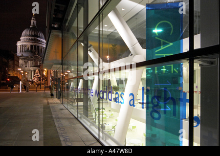 La Cathédrale St Paul et siège de l'Armée du Salut dans la nuit London EC4 Banque D'Images