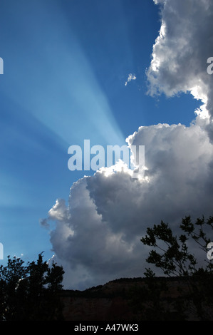Les rayons de soleil derrière les nuages Banque D'Images